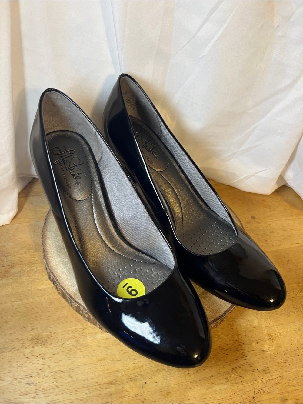 Life Stride Parigi Black Patent Round-Toe Heels Womens Size 9 Narrow